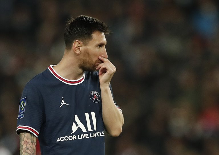 lionel-messi-tak-senang-diganti-saat-laga-psg-vs-lyon-netizen-nyuruh-balik-ke-barcelona-QkbR3yLZwz