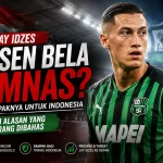 Jay Idzes mengenakan jersey Sassuolo dengan latar bendera Indonesia membahas alasan absen membela Timnas Indonesia dan dampaknya bagi skuad Garuda.